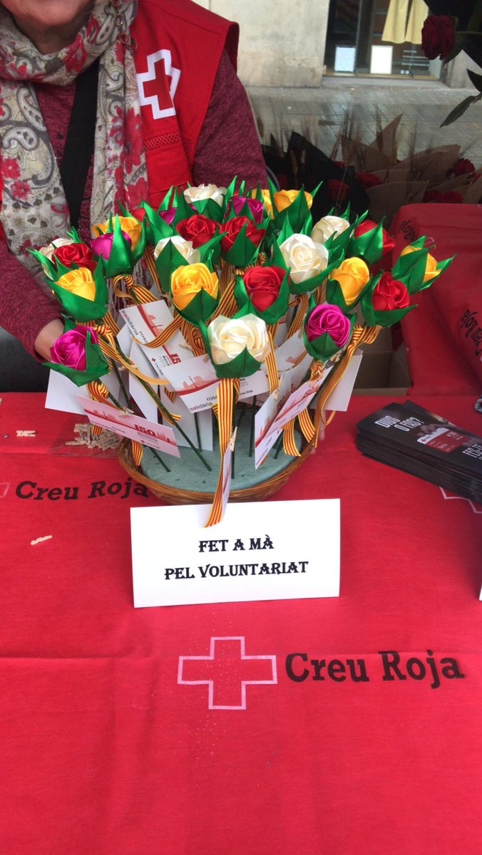 CreuRojaBCN's tweet photo. I tu, has pogut aconseguir la Rosa més solidària? Avui el nostre voluntariat ha estat present amb la resta d'entitats de la ciutat celebrant la diada de #SantJordi22.
#rosasolidària https://t.co/FAcDu4Ymr5
