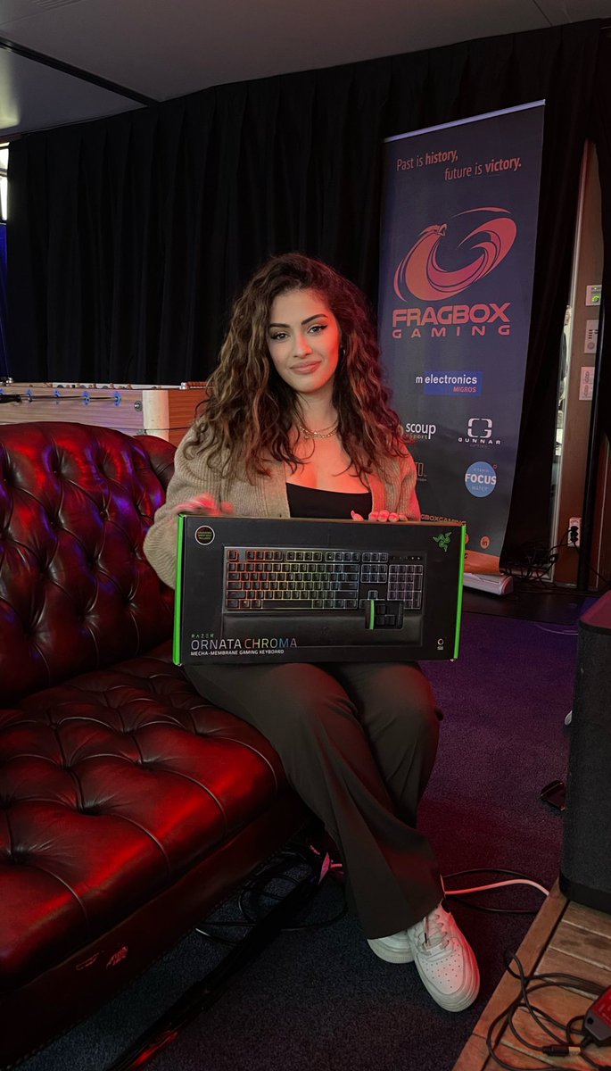 Kelly_jessicaaa's tweet photo. ✨ #GIVEAWAY ✨

🏆 UN CLAVIER RAZER ORNATA CHROMA

Pour participer ⬇️ 

➡️RT
➡️Follow @Fragboxgaming @RedBullCH @Kelly_jessicaaa 

TAS dans 35h 📌

#redbullunlocked #redbull #razer https://t.co/kV9TR3jQE5