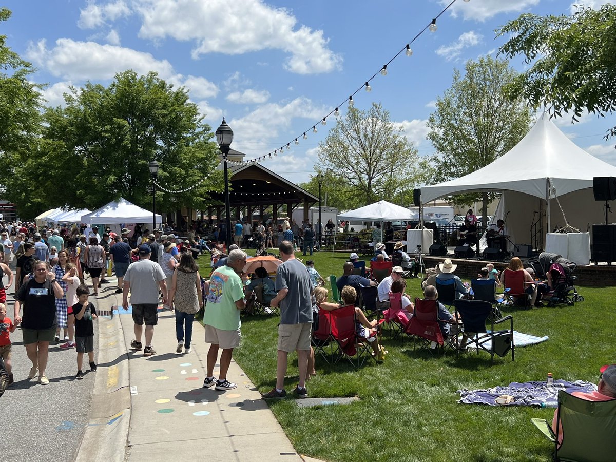 INNvision_FIHS's tweet photo. Beautiful day to walk through downtown @FountainInnSC for the annual Cornbread and Collard Greens Blues Festival #INNjoy https://t.co/aypVrSb9Ea