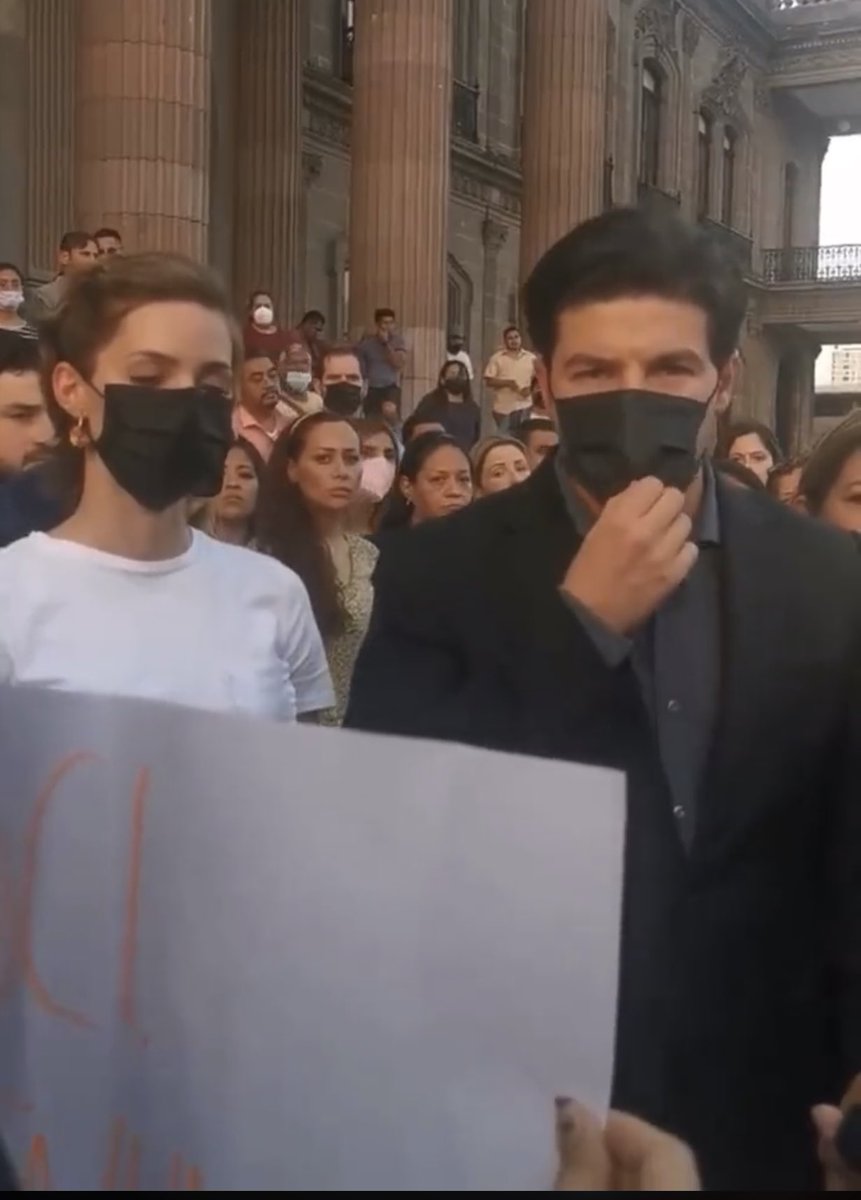 c4jimenez's tweet photo. LA BURLA del GOBERNADOR de NUEVO LEON
-PARA LUCIRSE con la captura del Bronco, @samuel_garcias presumió q había carpetas, acusaciones y pruebas de la  @FiscaliaNL
-PARA DESLINDARSE del caso de Debanhi sale con q "soy el gobernador y no conozco la méndiga carpeta”.
De pena! https://t.co/ld9bPJ8jZc