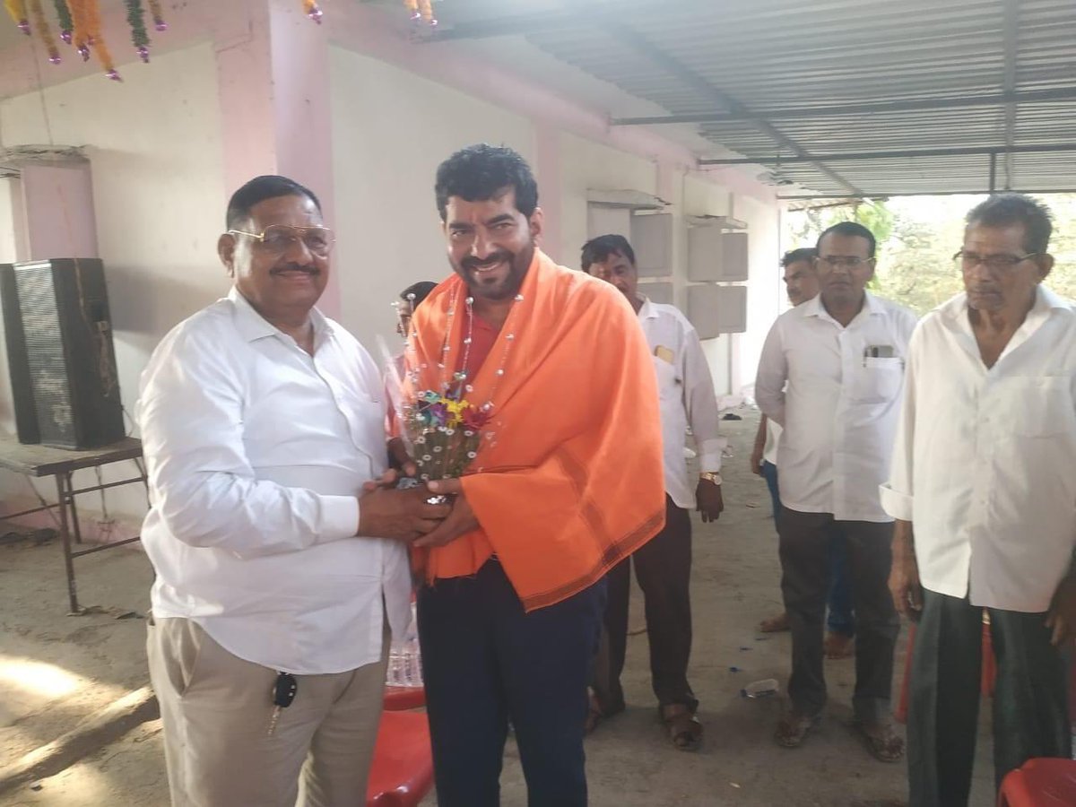 RMPATILSPEAKS's tweet photo. आज कोंबडभुजे येथे नंदाई आईचे यात्रा निमित्त दर्शन घेतले, यावेळी देवस्थान च्या वतीने मुंबई(महाराष्ट्र राज्य) कृषी उत्पन्न बाजार समितीचे संचालक भाई राजेंद्र महादेव पाटील यांचा सन्मान करण्यात आला, यावेळी श्री.अशोक मोकल, श्री.नाथा मढवी आणि ग्रामस्थ मोठ्या संख्येने उपस्थित हो��े. https://t.co/NjmCB3L6cn