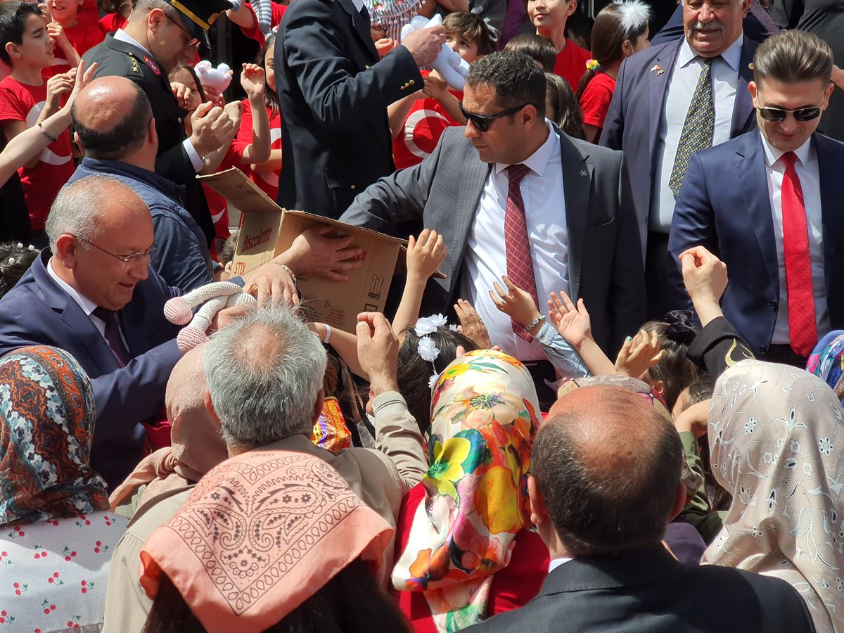 HalkSorgun's tweet photo. 23 NİSAN    Sıfır Atık Geri Dönüşüm Oyuncaklarımız Bugün Ağahefendi İlköğretim Okulunda sahiplerini buldu @yilmaznazif @yilmaznazif @mebhbogm @tcmeb @YozgatValiligi @kocakveysel @ErtugrulYucel5 @yusufyaz66 https://t.co/7OO9kNwslK
