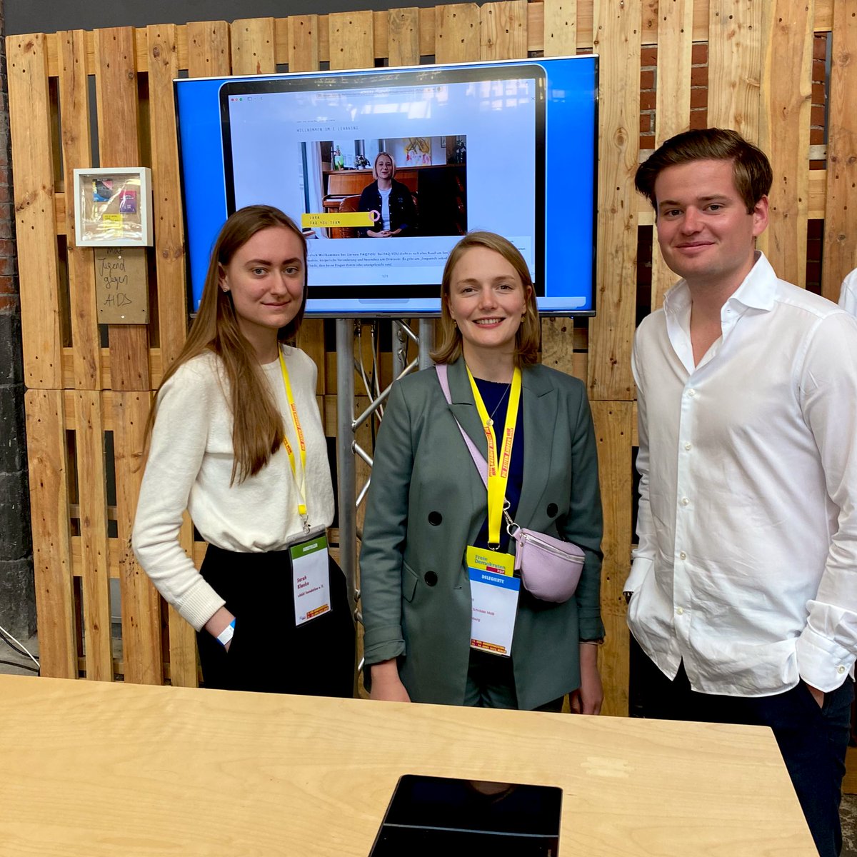 faq_health's tweet photo. Mit @ria_schroeder sind wir seit langer Zeit im Austausch und setzen uns gemeinsam für die Belange von jungen Menschen in der Gesundheitsvorsorge ein. Danke für deinen Besuch bei uns am Stand @ #fdpbpt https://t.co/Y2kpVGjP6n