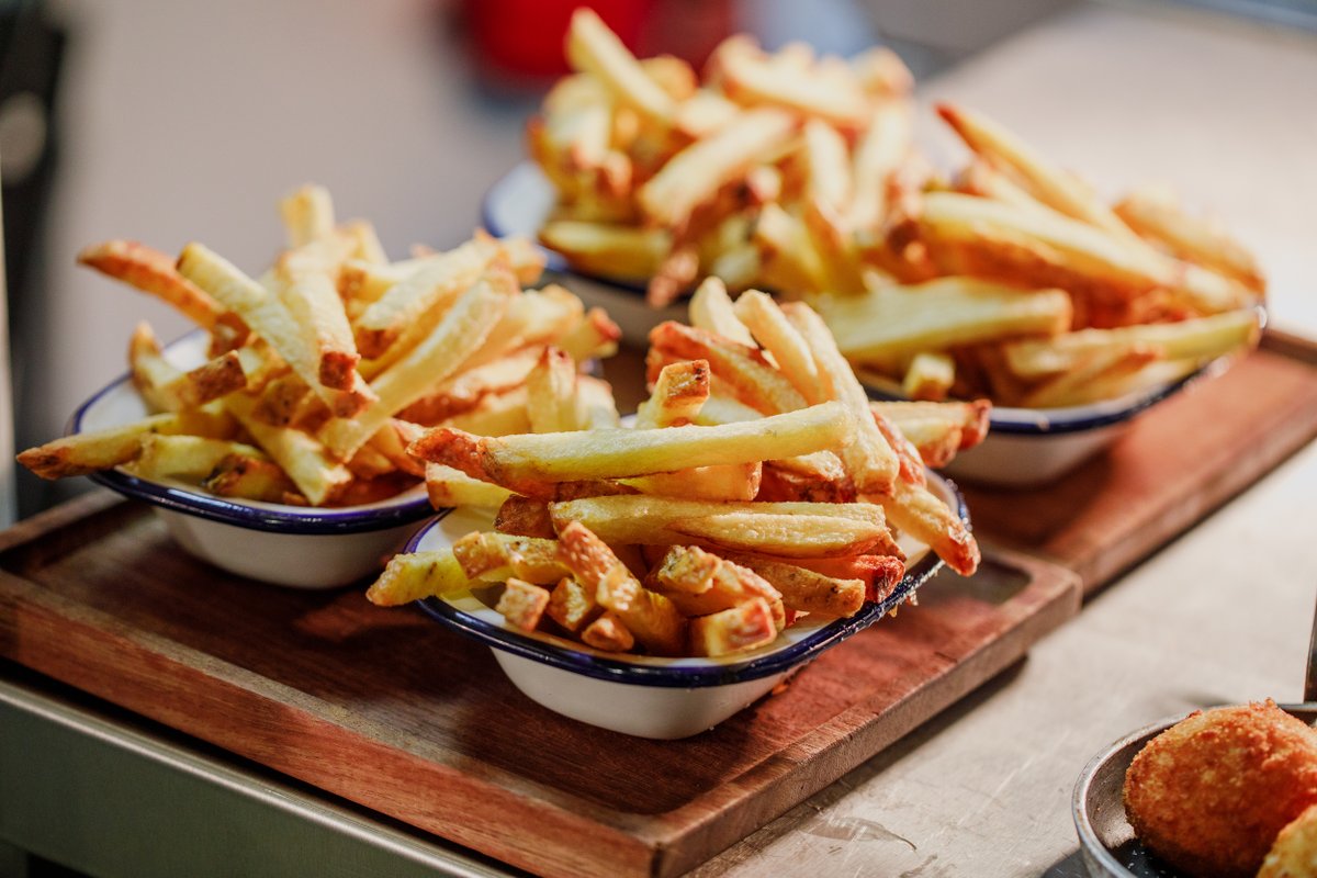PureCraftBars's tweet photo. Best enjoyed with Salt, Vinegar and a pint!
#chips #birmingham #colmorerow #brum #sundaylunch #food #foodie #PCBK #BrumEats #ColmoreRow #Bham #BirminghamFoodie https://t.co/lBuUAuH96Y