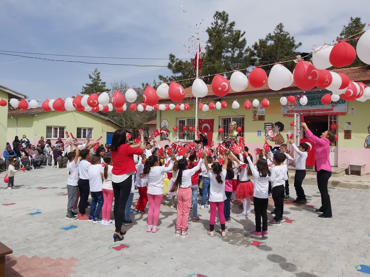 YARISLIILKOKULU's tweet photo. 23 Nisan Ulusal Egemenlik ve Çocuk Bayramı okulumuzda coşku ve heyecanla kutlandı. 23 Nisan Çocuk Şenliğimizin hazırlanmasında emeği geçen tüm öğretmen ve öğrencilerimiz ile bu coşkunun 102. Yıl dönümünde katılımlarını sağlayan tüm köy halkımıza teşekkür ederiz. 
@BurdurIlce https://t.co/IABbuiLWGC