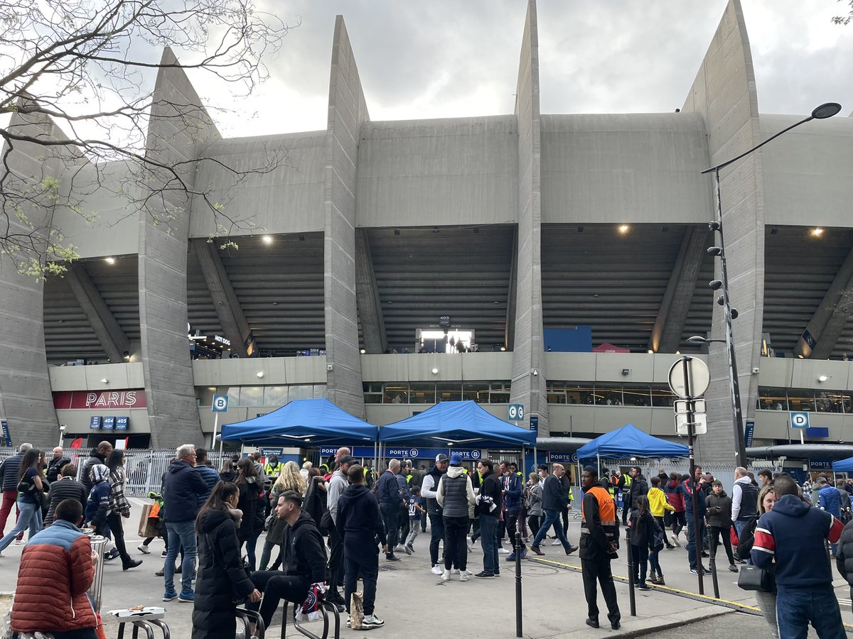 DervChown's tweet photo. Real treat to come and watch Messi, Mbappé, Neymar, Ramos, Di Maria but the top player here is ex Utd Herrera! Loving the live DJ outside and all the food stalls too. French football definitely suits me 😁🇫🇷⚽️ https://t.co/uIw9OYwR5S