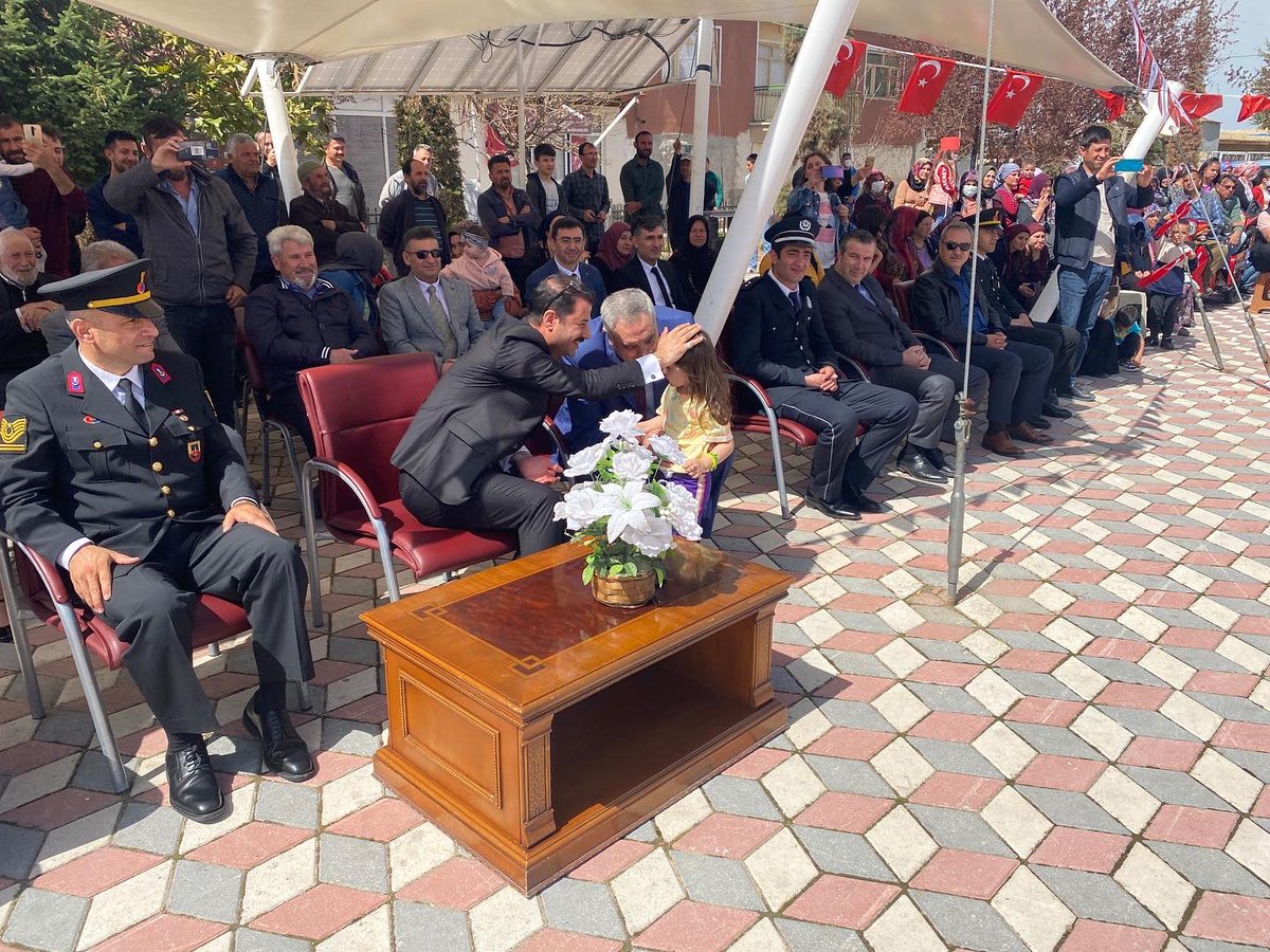isabertan063's tweet photo. Milletimizin egemenliği, çocuklarımızın bayramı kutlu ve mutlu olsun. 🇹🇷❤️ https://t.co/KM8sEPqBxw