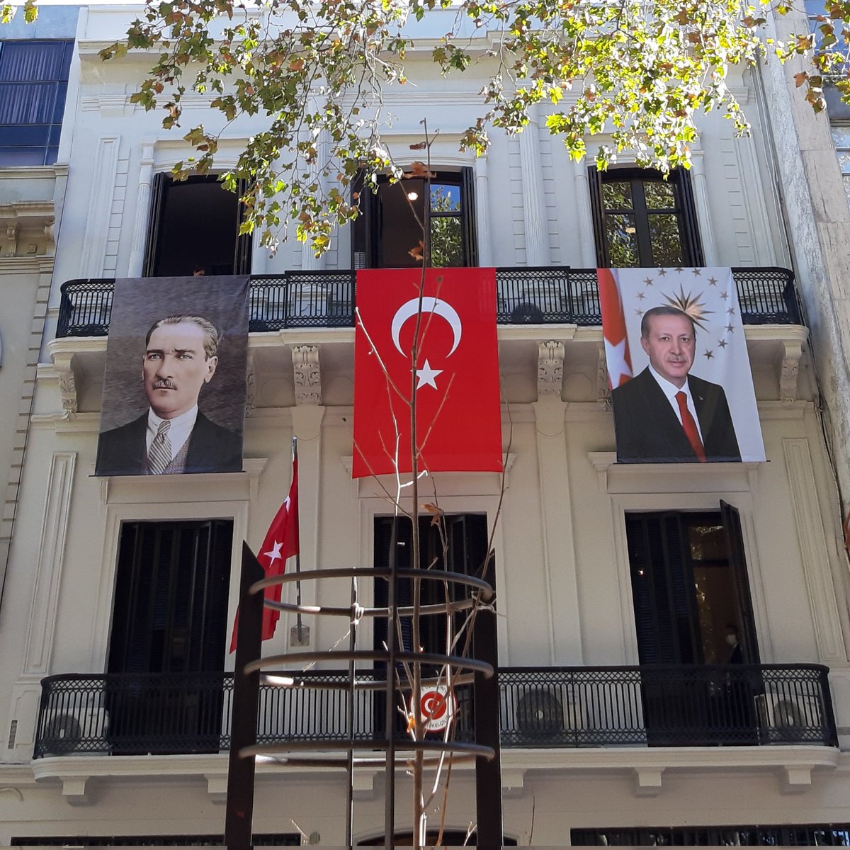 causaarmeniauy's tweet photo. En la víspera de un nuevo aniversario del #GenocidioArmenio, así luce la Plaza Matriz en Montevideo. Los retratos de Mustafá Kemal y Erdogan, el continuador del genocidio y quien prometió terminarlo en 2020.

Prueba de la intención de #Turquía de intervenir en las conmemoraciones https://t.co/bgQyNqHZPD