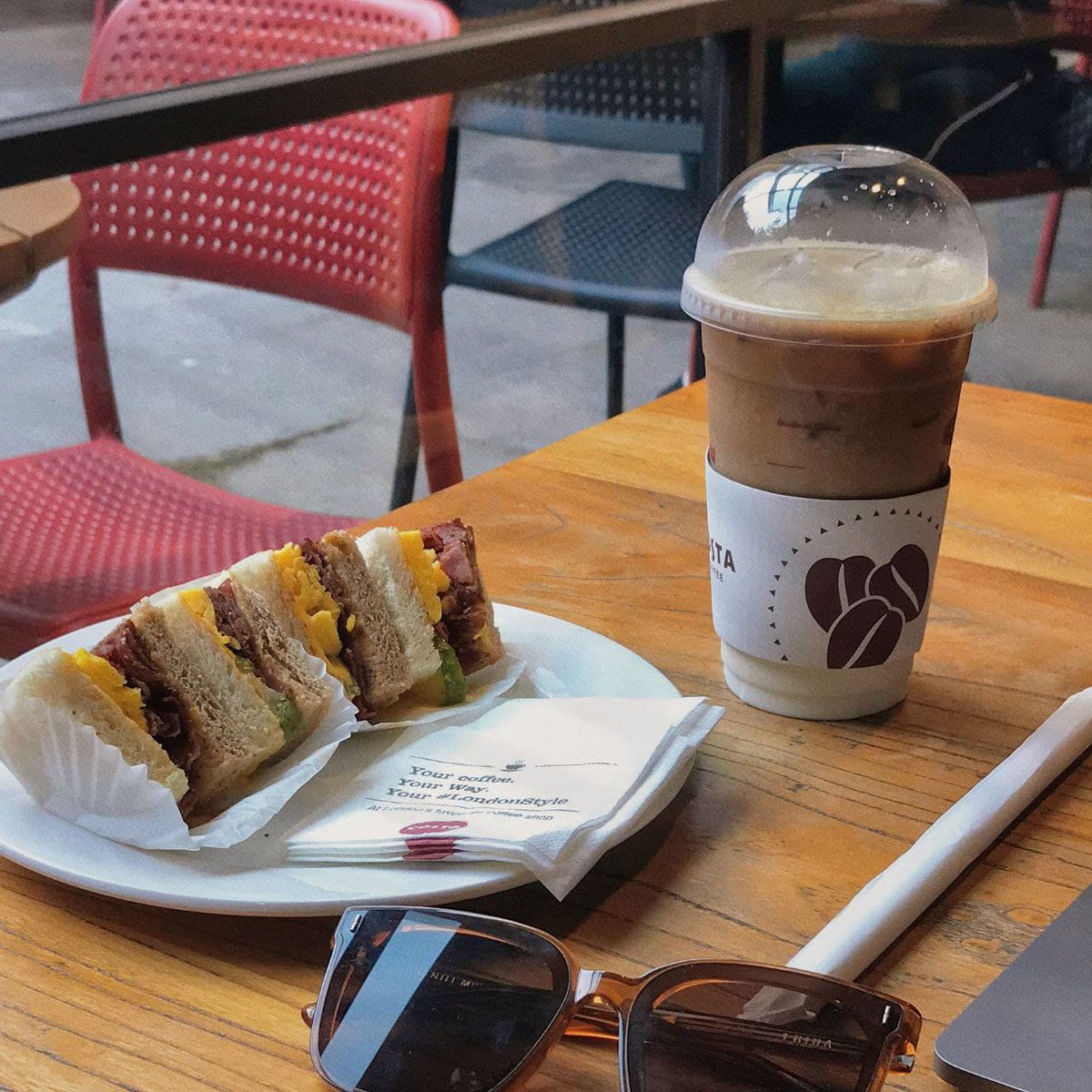Justinbarrethfs's tweet photo. A cup of coffee, a cake, a story https://t.co/odD2fRMcya