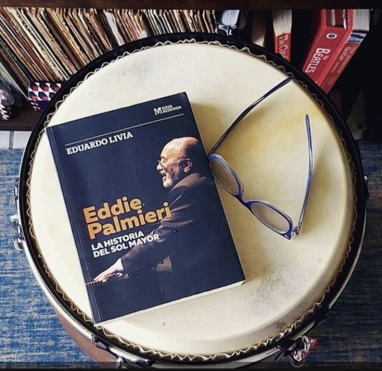 discosdesalsa's tweet photo. Hoy es el día internacional del Libro. Orgulloso de mi primera obra @EddiePalmieri La Historia del Sol Mayor #DiadelLibro2022 #DiaDelLibro (Foto: Daniel Reyes, Mexico) https://t.co/22wIi9EF9f