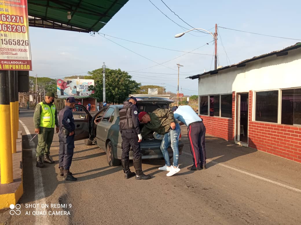poliguarico15's tweet image. #23Abr|| Bajo las directrices del Gobernador @josemvasquez y lineamientos del G/D Luiger Neil Ugas Medina Director de @poliguarico15 se realizó despliegue de seguridad mixto, a la altura del PAC Dos Caminos del Mpio. Ortiz.
#VenezuelaTerritorioDePaz 
#CCP2