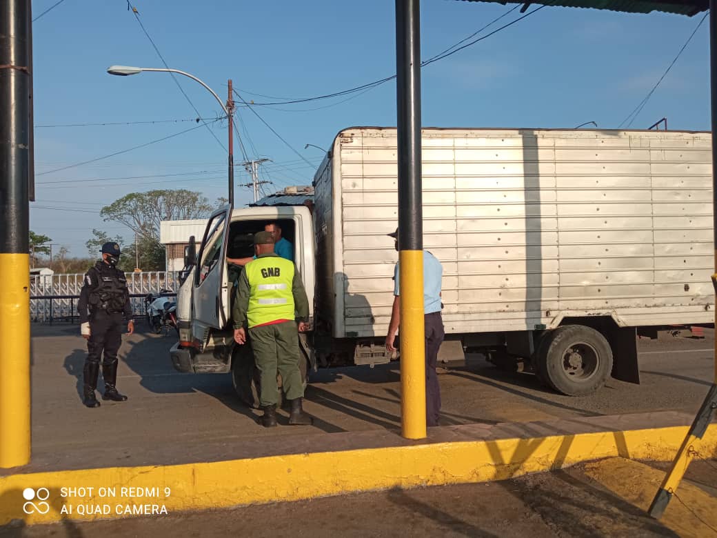poliguarico15's tweet image. #23Abr|| Bajo las directrices del Gobernador @josemvasquez y lineamientos del G/D Luiger Neil Ugas Medina Director de @poliguarico15 se realizó despliegue de seguridad mixto, a la altura del PAC Dos Caminos del Mpio. Ortiz.
#VenezuelaTerritorioDePaz 
#CCP2
