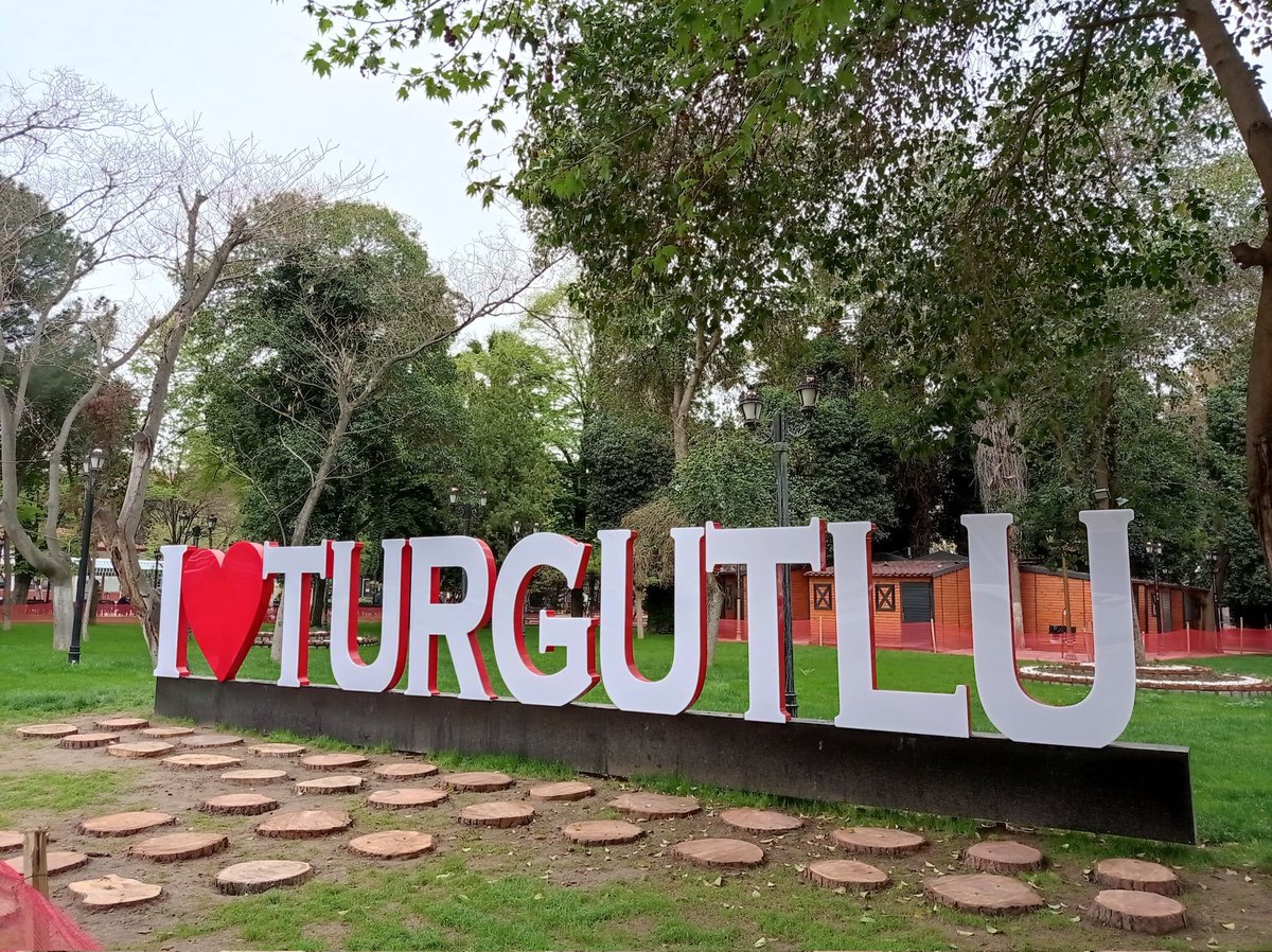 _turgutlu_'s tweet photo. Heykellerin oraya da koyun bundan 🖤❤️ #Turgutlu https://t.co/HGReJG2EcJ