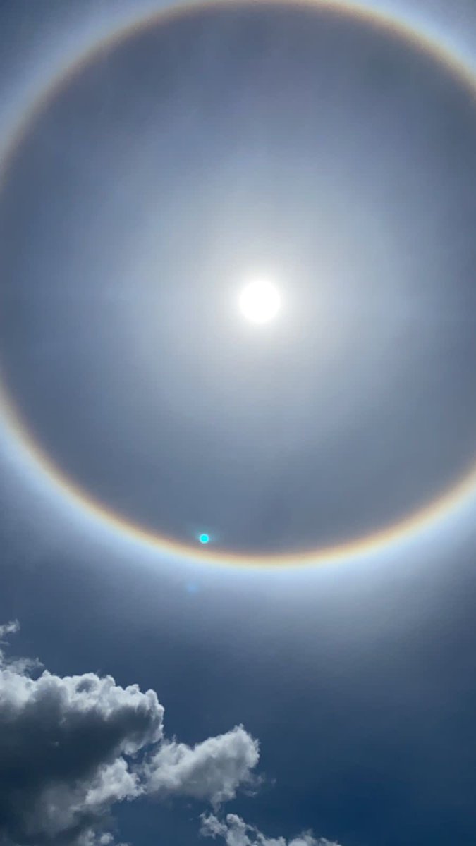 rcavada's tweet photo. ¿Alguien lo explica? Aro alrededor del sol. Ahora sobre la capital dominicana. https://t.co/4MZRfRLKTV