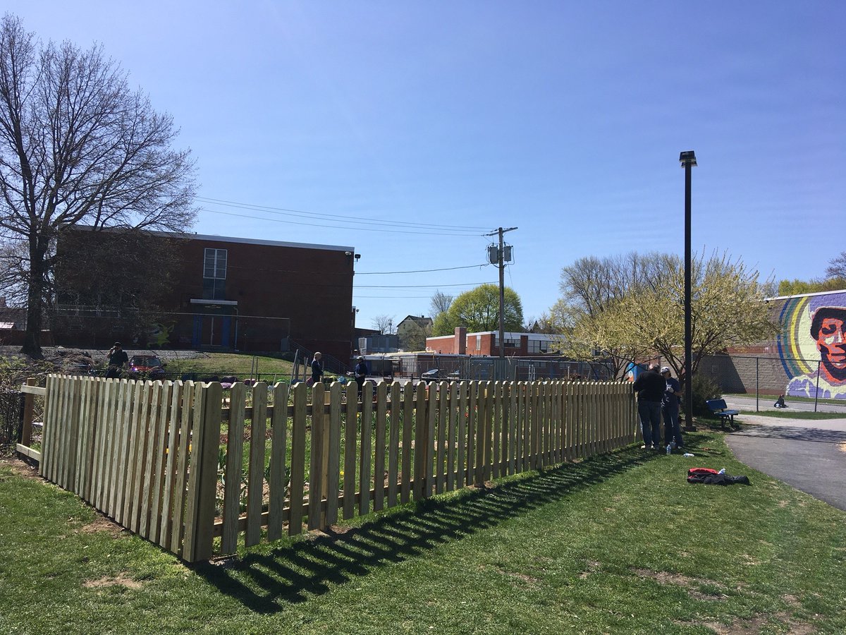 publicaffairspc's tweet photo. Members of the @ProvidenceCol community gave back to the neighborhood during the annual FUSION (Friars United for Service in Our Neighborhood) community service event. Volunteers mulched, weeded, fenced in a community garden, painted signs &amp; more at Fr. Lennon Park in #Providence https://t.co/idecdG3dYd