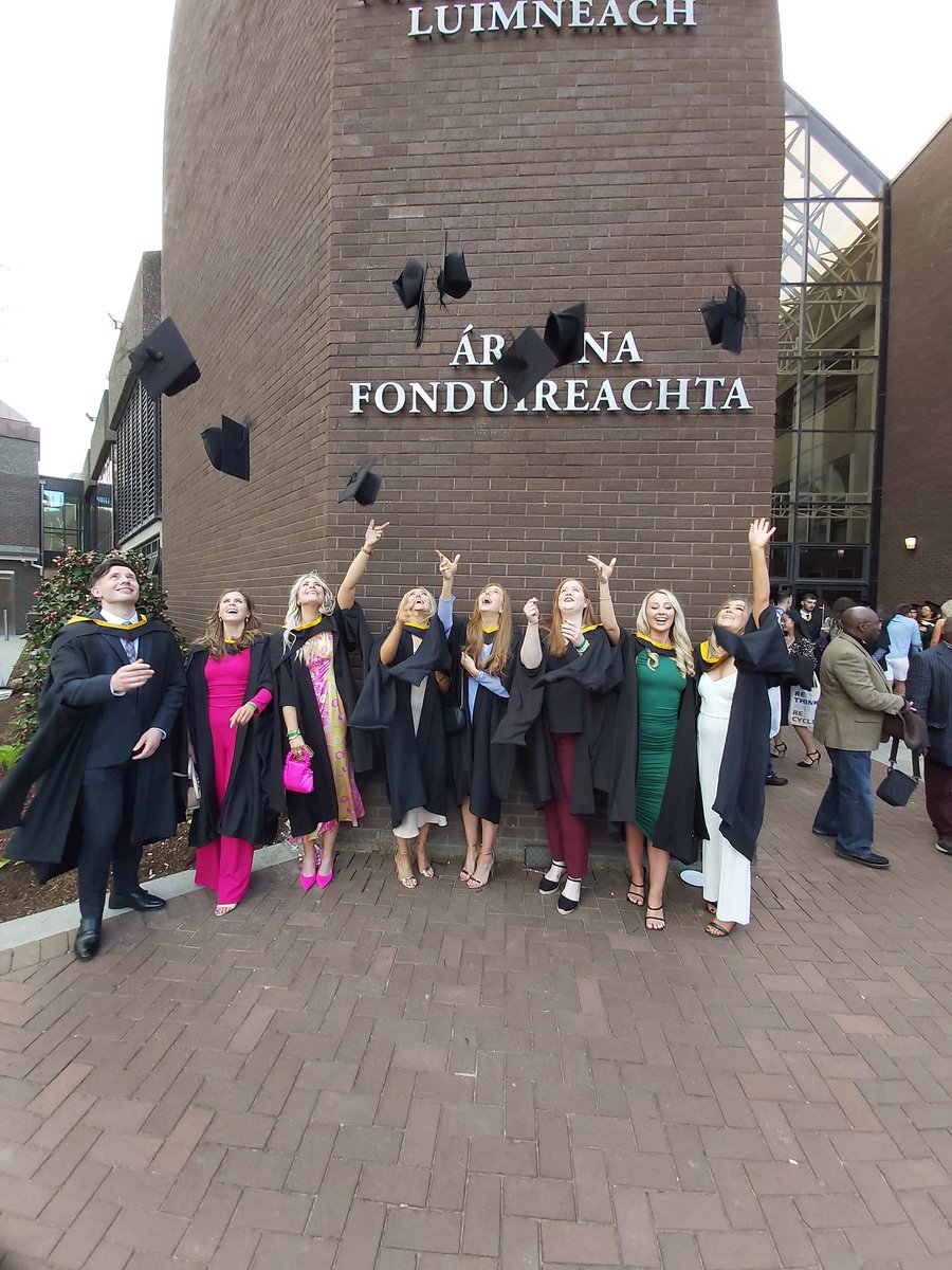 And what a great honour to see the 1st dietetics cohort from the <a href="/AlliedHealthUL/">School of Allied Health</a> <a href="/UL/">University Of Limerick</a> celebrate their graduation in 2020... All now working as dietitians around Ireland 🇮🇪 with my fantastic colleagues @Griffin_AnneC <a href="/AudreyTierney/">Audrey Tierney</a> <a href="/mariabowles2020/">maria.bowles</a> <a href="/NortonNutrition/">Catherine Norton</a> <a href="/EibhlisOConnor/">Eibhlís O'Connor PhD</a>