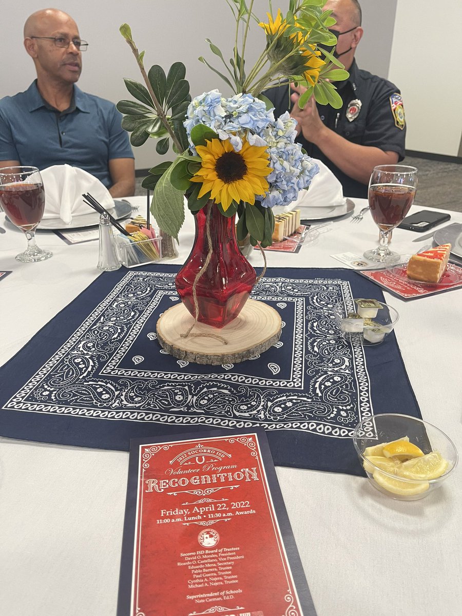 lsando04_MMS's tweet photo. Congratulations to Mr. Lindsey, MMSโ volunteer of the year! Thank you for dedication to Moose Country. @Montwood_MS @noecantu_MMS @MMCounselors @CLindsey_MMS #liveandincolor #TeamSISD https://t.co/kPf4KiJKNO