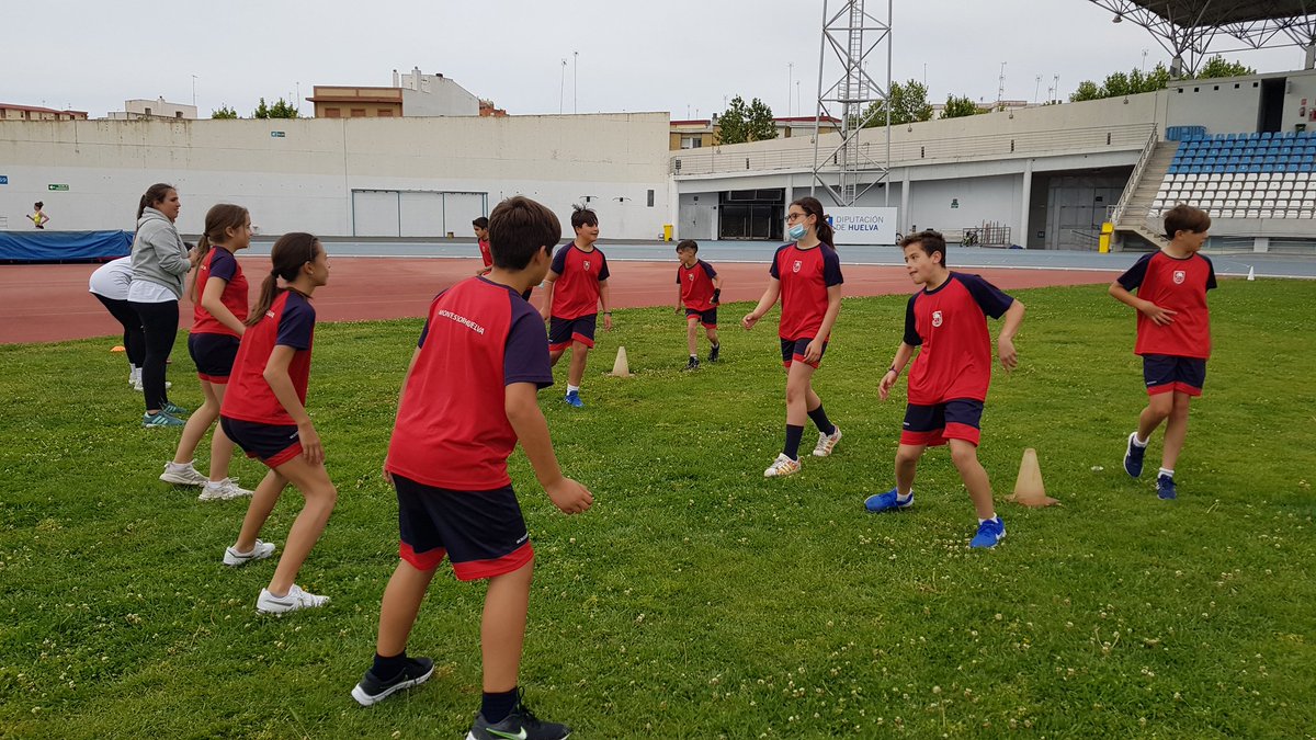 CMontessoriH's tweet photo. Este año como novedad durante el desarrollo de las diferentes pruebas los alumnos han realizado diferentes juegos lúdicos los cuales han sido llevados a cabo por las monitoras del curso de Técnico en Ed. Infantil que se desarrolla en nuestro centro. https://t.co/5rJFHEpgVr
