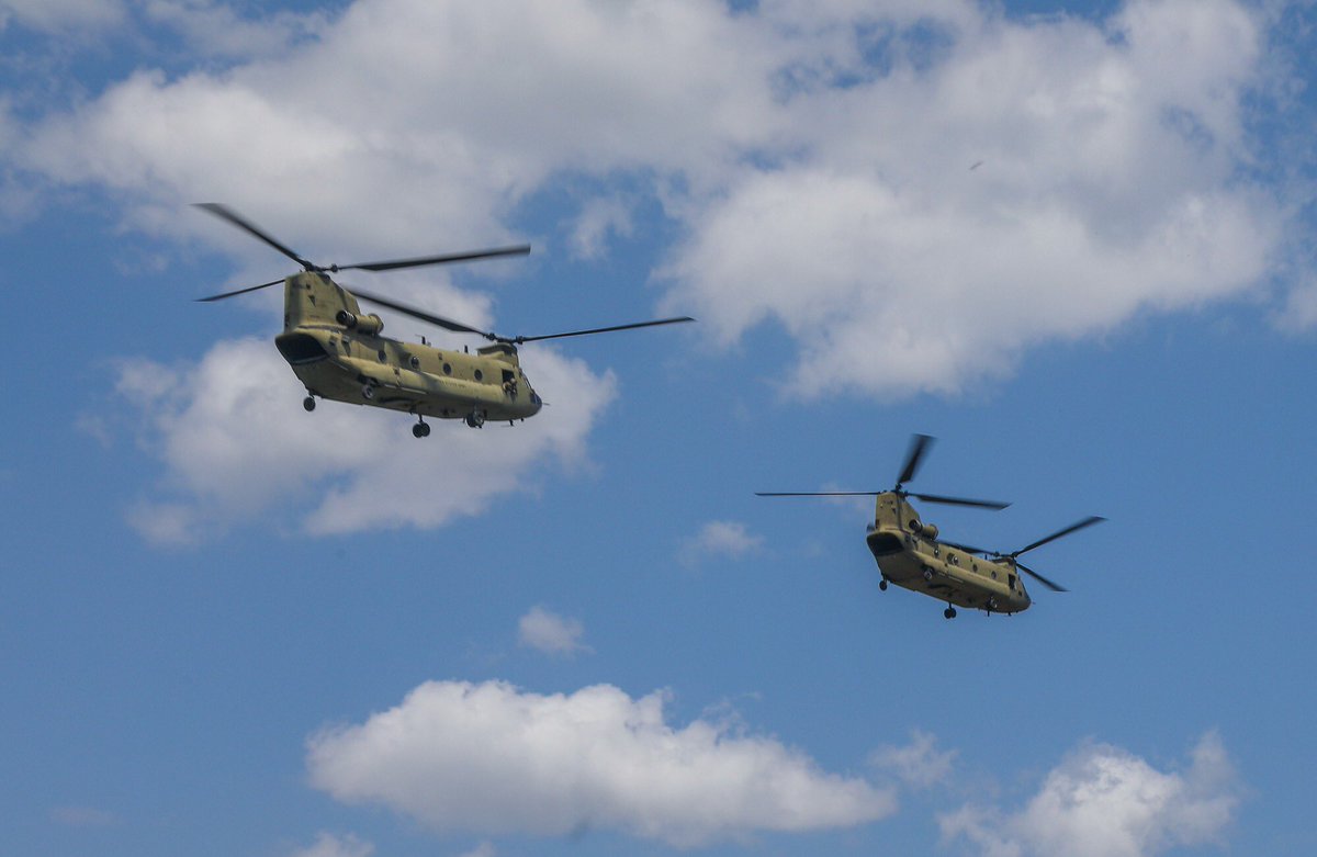 101stAASLTDIV's tweet photo. @TheRakkasans board a Chinook to be transported to the training area, kicking off Operation Lethal Eagle II. Lethal Eagle is a division-wide training exercise designed to produce lethal squads and platoons grounded in fundamentals ready for contingency operations. #OLEII https://t.co/oogt79K0FX