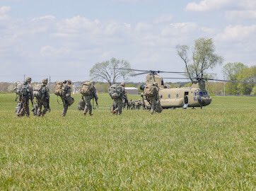 101stAASLTDIV's tweet photo. @TheRakkasans board a Chinook to be transported to the training area, kicking off Operation Lethal Eagle II. Lethal Eagle is a division-wide training exercise designed to produce lethal squads and platoons grounded in fundamentals ready for contingency operations. #OLEII https://t.co/oogt79K0FX