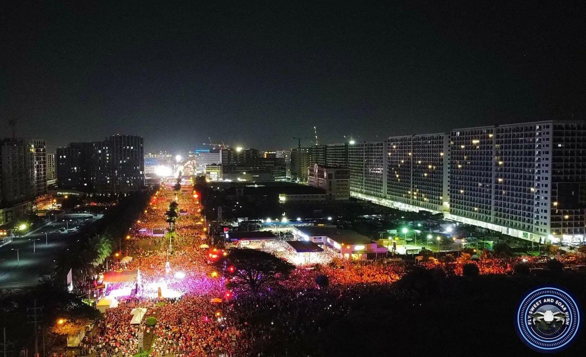 enzomniaaaaa's tweet photo. Wala ako mahanap na combined photo so nagsearch ako for drone shots of the whole venue to see what 412k looks like:

1st pic: EDSA to Seaside by Fly Sweet and Soar High
2nd pic. Seaside to Diokno by Odan Concepts

#PasayIsPink #ArawNa10To #NCRSouthGrandRally #HBDPresidentLeni https://t.co/RWxDEFCxBp