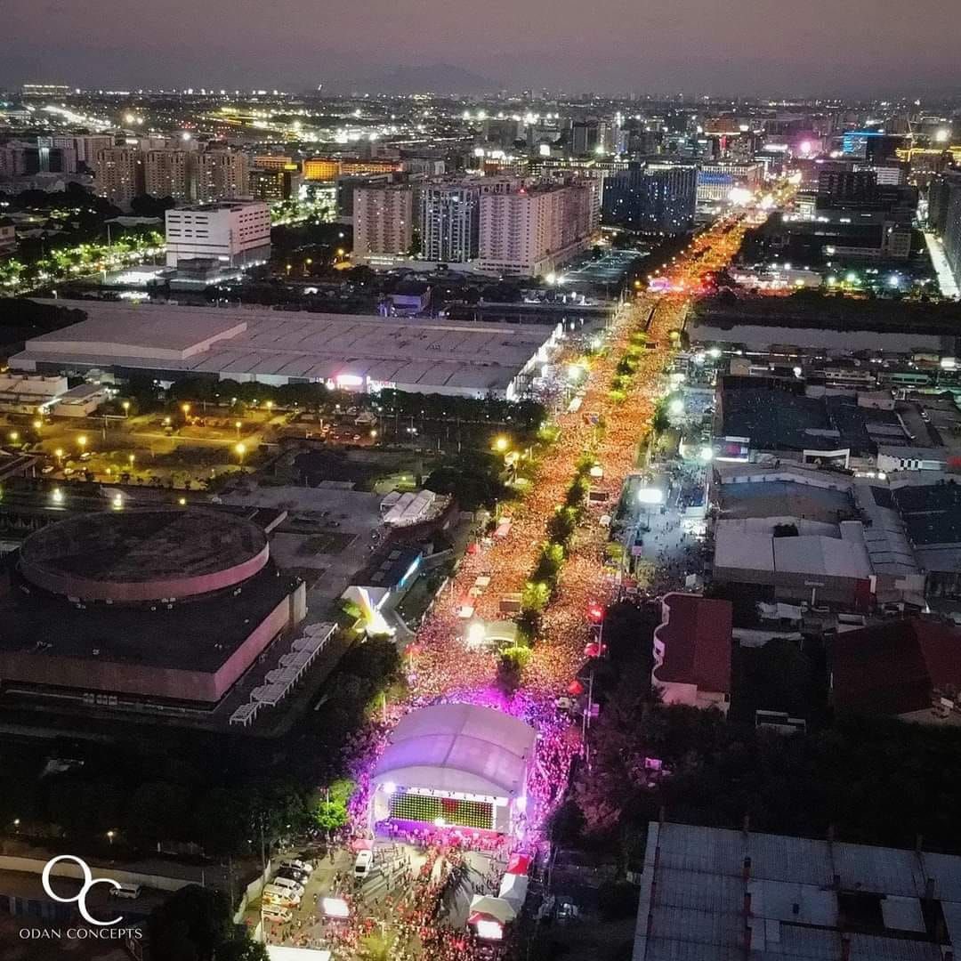 enzomniaaaaa's tweet photo. Wala ako mahanap na combined photo so nagsearch ako for drone shots of the whole venue to see what 412k looks like:

1st pic: EDSA to Seaside by Fly Sweet and Soar High
2nd pic. Seaside to Diokno by Odan Concepts

#PasayIsPink #ArawNa10To #NCRSouthGrandRally #HBDPresidentLeni https://t.co/RWxDEFCxBp