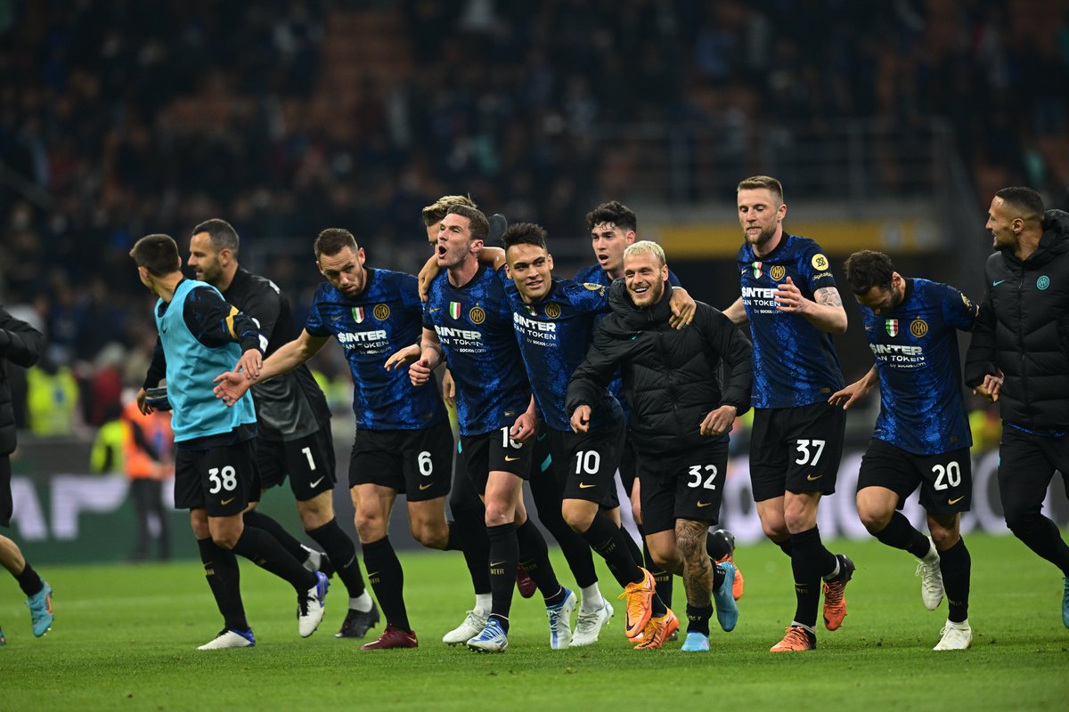 Inter's tweet photo. Quanti ❤ per i nostri ragazzi?

#InterRoma #FORZAINTER ⚫🔵 https://t.co/tZwLecYSFM
