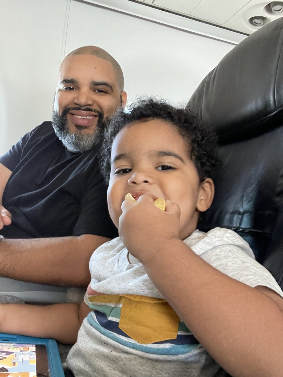 LoydredS_'s tweet photo. Essentials to flying with a toddler : lots of snacks and unlimited in flight wifi. #vacationmode #lifesaviors #gogowifi #onourwaytoparadise https://t.co/oPJnSvOwkm