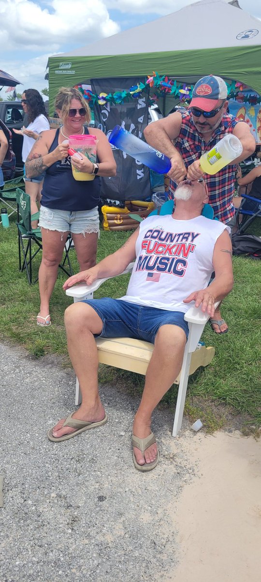 jchristy3322's tweet photo. @noshoesnation #NoShoesNation #hereandnowtour #930days https://t.co/LkGrZn7wD1