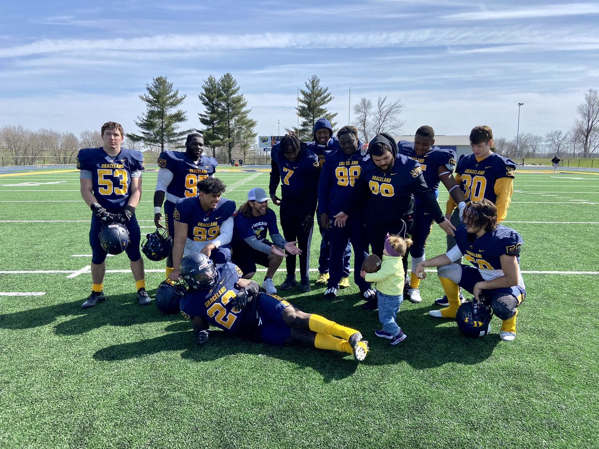 coachmcquillan's tweet photo. Week ago we had some fun strapping it up to finish the Spring❗️

We almost forgot Myer Donn‼️🥰

#TrenchMob🐝 #OnlyTheTough https://t.co/7MXESqsE23