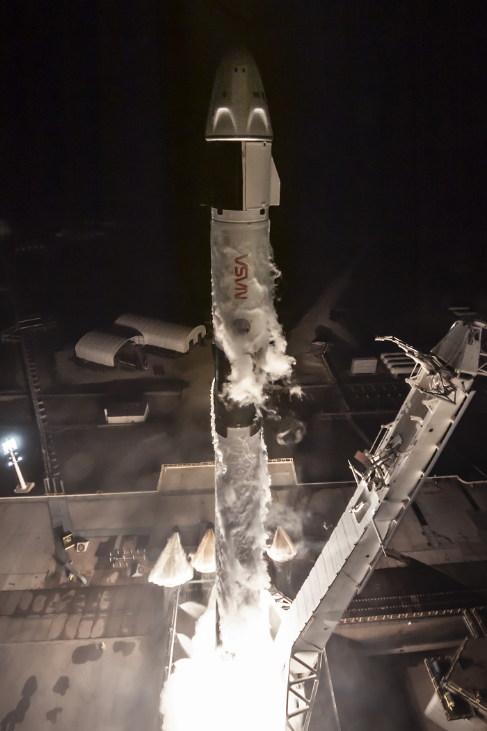 LaunchPhoto's tweet photo. Very photogenic launch a year ago today carrying Crew-2 to the ISS. Almost had the same thing this April 23, but high winds have pushed the launch several days. https://t.co/FlXeer39Zw https://t.co/pjELMlElWG