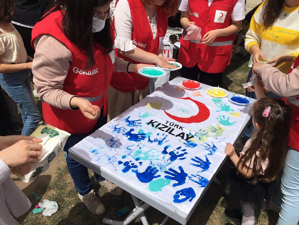 Kent konseyi gençlik meclisi ile beraber Kütahya belediyesinin önünde gerçekleşen 23 Nisan etkinliğinde yerimizi aldık. Oyunlar oynayıp boyamalar yaptık  #iyigeleceksin🌙