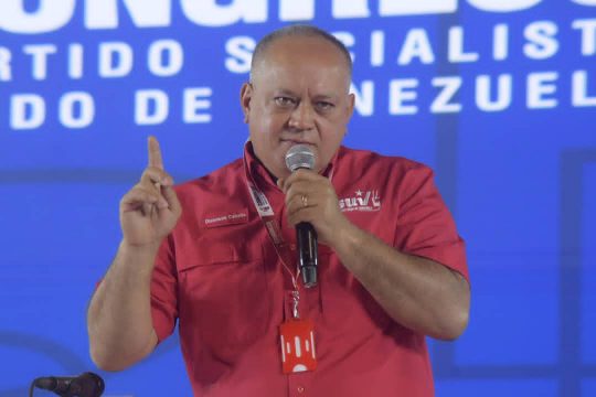 PartidoPSUV's tweet photo. Diosdado Cabello: Nos hemos propuesto presentar ante la militancia un código de ética revolucionario
https://t.co/r9BLa0ffHx

#VenezuelaTerritorioDePaz
#PSUVEnPlenaria https://t.co/cKmTkuIpvs