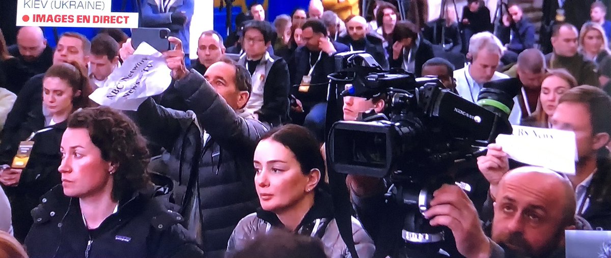 FrancisLaloupo's tweet photo. #Ukraine Conférence de presse ce jour de Volodymyr #Zelensky dans le métro de Kiev. N’en déplaise aux esprits chagrins, la démonstration de résistance du peuple ukrainien face à l’offensive brutale, impérialiste et prédatrice de la #Russie marquera durablement les mémoires. https://t.co/gRlJVmCsPs