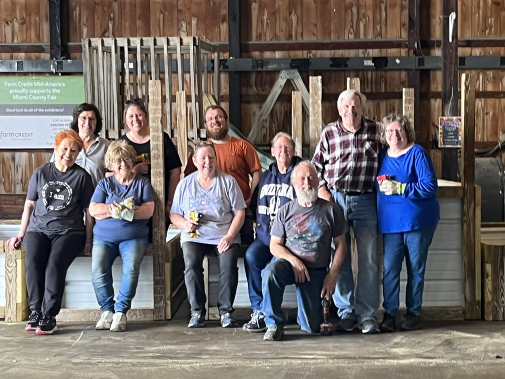 PurdueMiami's tweet photo. 12 Raised Beds……Done! Woohoo!
Thank you Master Gardeners for all your HARD work on this project. How wonderful it is to have people that care enough to help create a vibrant community!
#MasterGardeners #ExtensionDoes #VolunteerAppreciationWeek https://t.co/8XsBXOyCzt