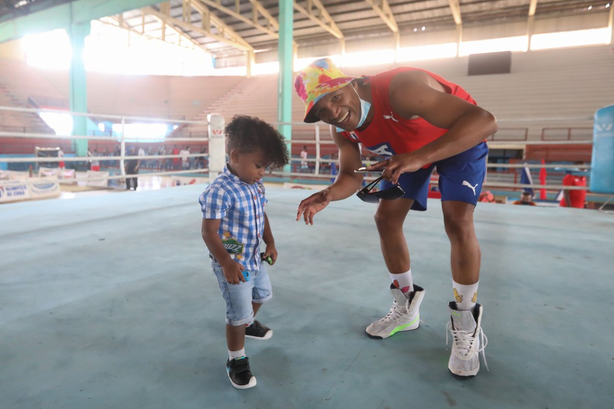 jit_digital's tweet photo. Amor de padre sobre el ring: el bicampeón olímpico Roniel Iglesias y su pequeño hijo en el preámbulo del duelo Pinar del Río-La Habana, pactado como parte de la fecha inaugural de la final de la VII Serie Nacional de #Boxeo. #BoxeCubano #Cuba #VamosConTodo https://t.co/jTnYNDx26e