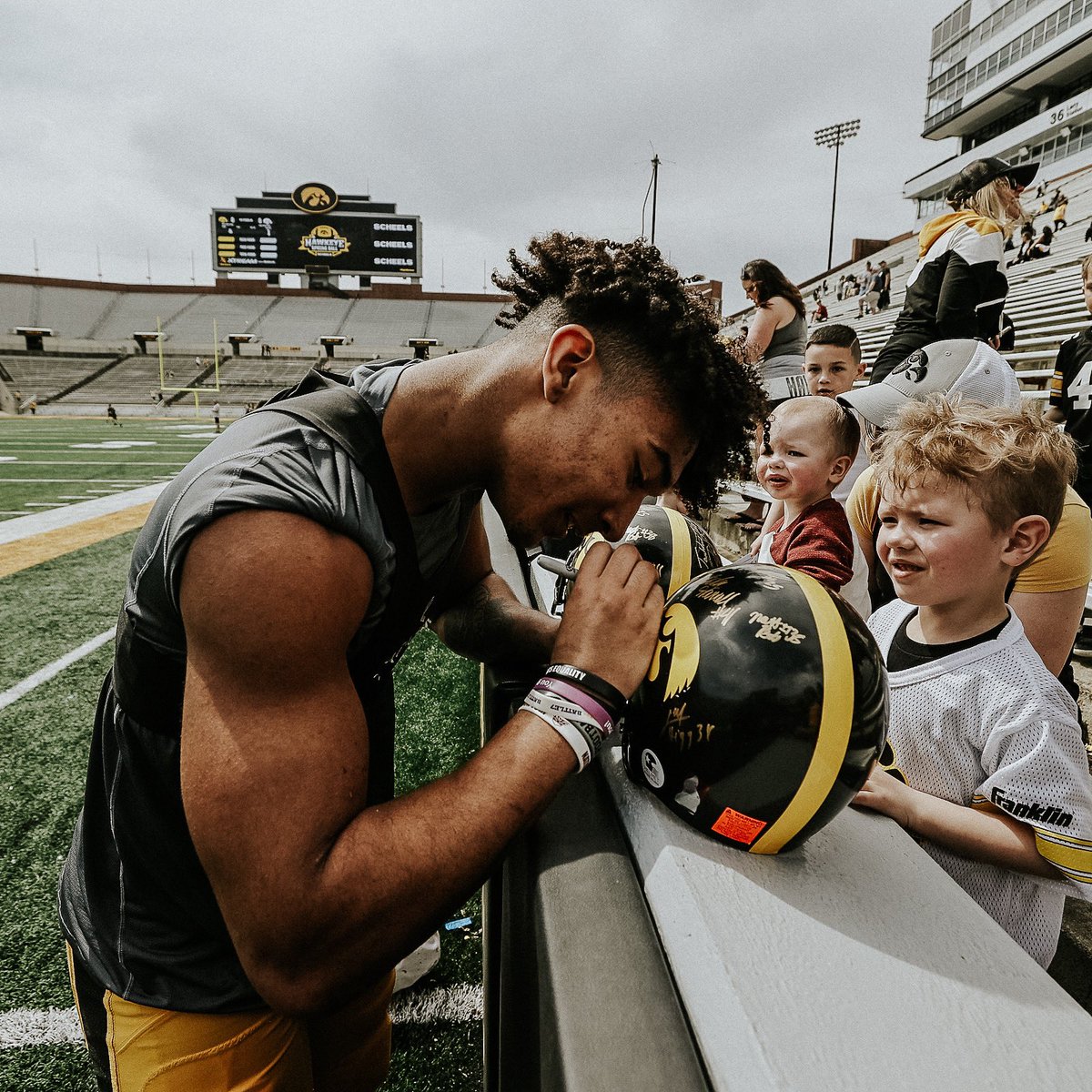HawkeyeFootball's tweet photo. We missed you, Hawkeye Fans ‼️

#Hawkeyes https://t.co/k3mIon5OXv