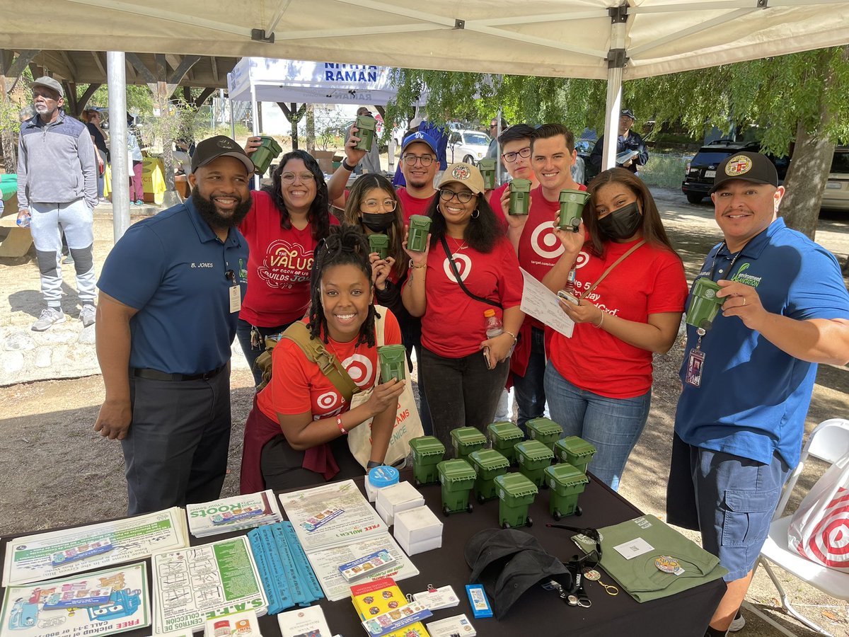 Rounding out Earth Month and National Volunteer Week with some D204 friends 🤗🌳♥️ 

Getting our hands a little dirty planting ferns at Griffith Park!