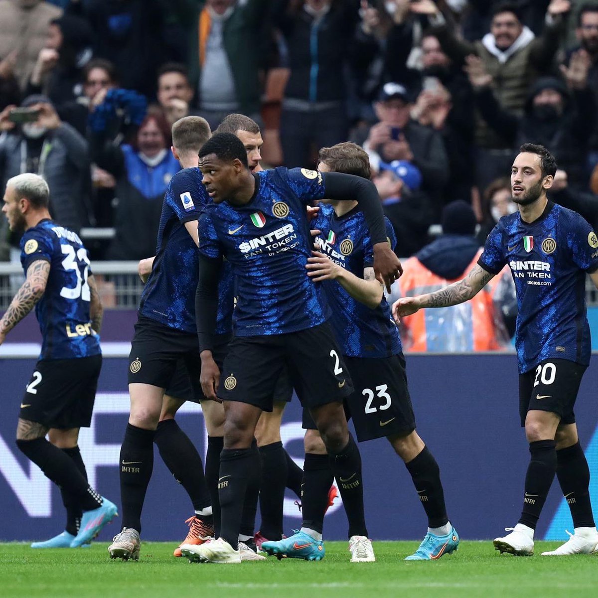 DenzelJMD2's tweet photo. We've got five finals ahead of us in the league! Let's do this together. Incredible atmosphere today! ⚫🔵 #ForzaInter https://t.co/OSESZ72YNo