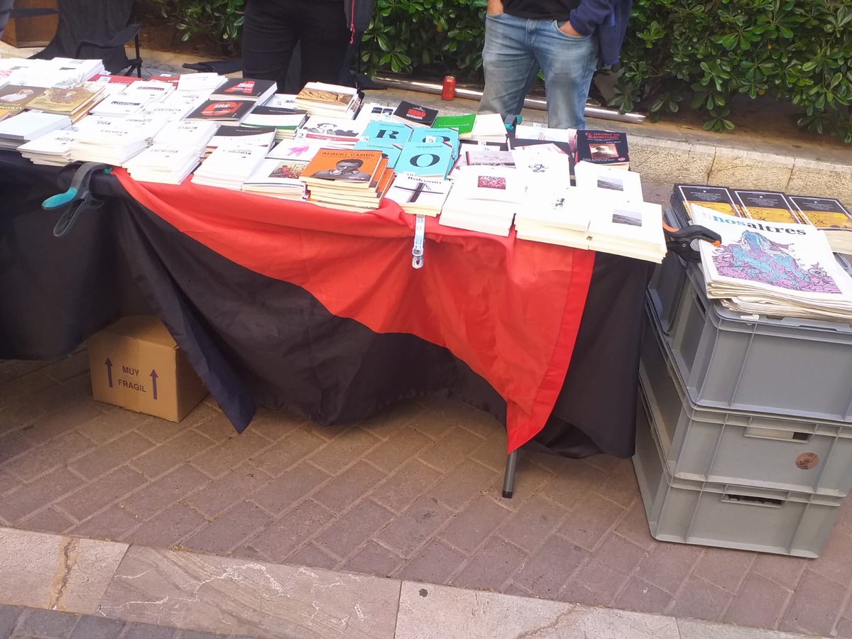 📸 Fotos d'avui de la paradeta de Sant Jordi amb <a href="/calumniaeditor/">Calumnia</a> i @Illaedicions