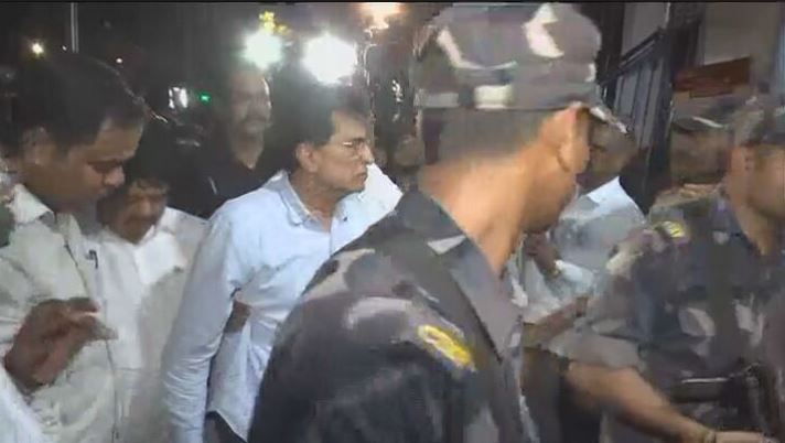 republic's tweet photo. #BREAKING on #HanumanChalisaStandoff | Massive faceoff takes place in Mumbai, Kirit Somaiya attacked outside Khar police station.

Tune in to watch latest updates here-

https://t.co/M1q1RHtpsZ https://t.co/5TYdcHspgl