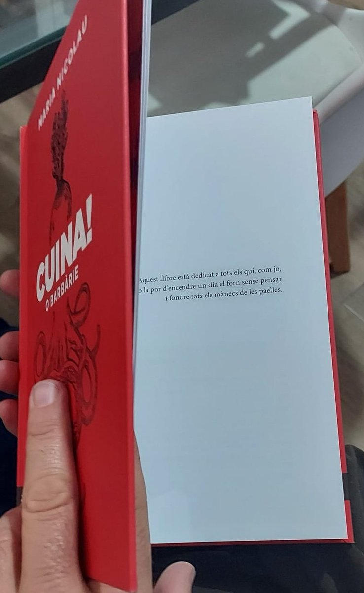 dmartinezmal's tweet photo. Una por fonamentada!! 

...O que aixequi la mà qui no tingui el forn ple d'andròmines diverses.

Ja només amb la primera plana ja apunta maneres!!

#Cuinaobarbarie 
#SantJordi2022
@MAlbercocs https://t.co/Q5kInmF3x4