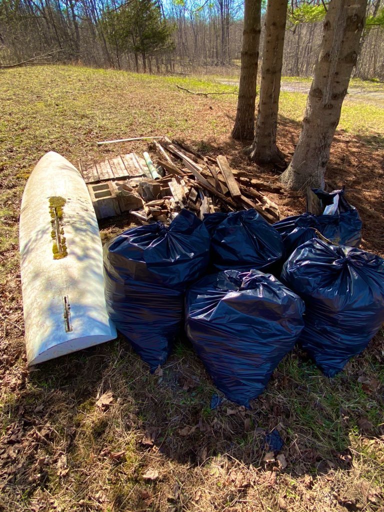miishagoliin's tweet photo. Earth Day clean up 🌎🤍 #ncc #conservationtechnician #leavenotrace https://t.co/Y3BMmBpQIw