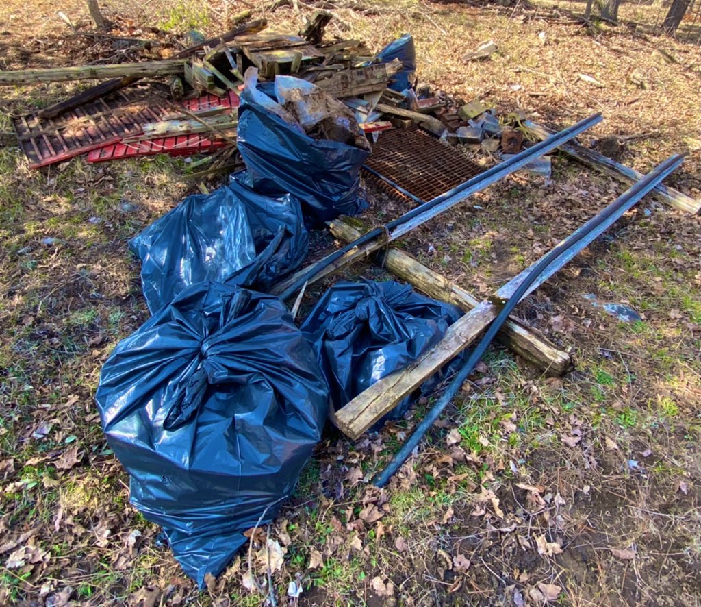 miishagoliin's tweet photo. Earth Day clean up 🌎🤍 #ncc #conservationtechnician #leavenotrace https://t.co/Y3BMmBpQIw