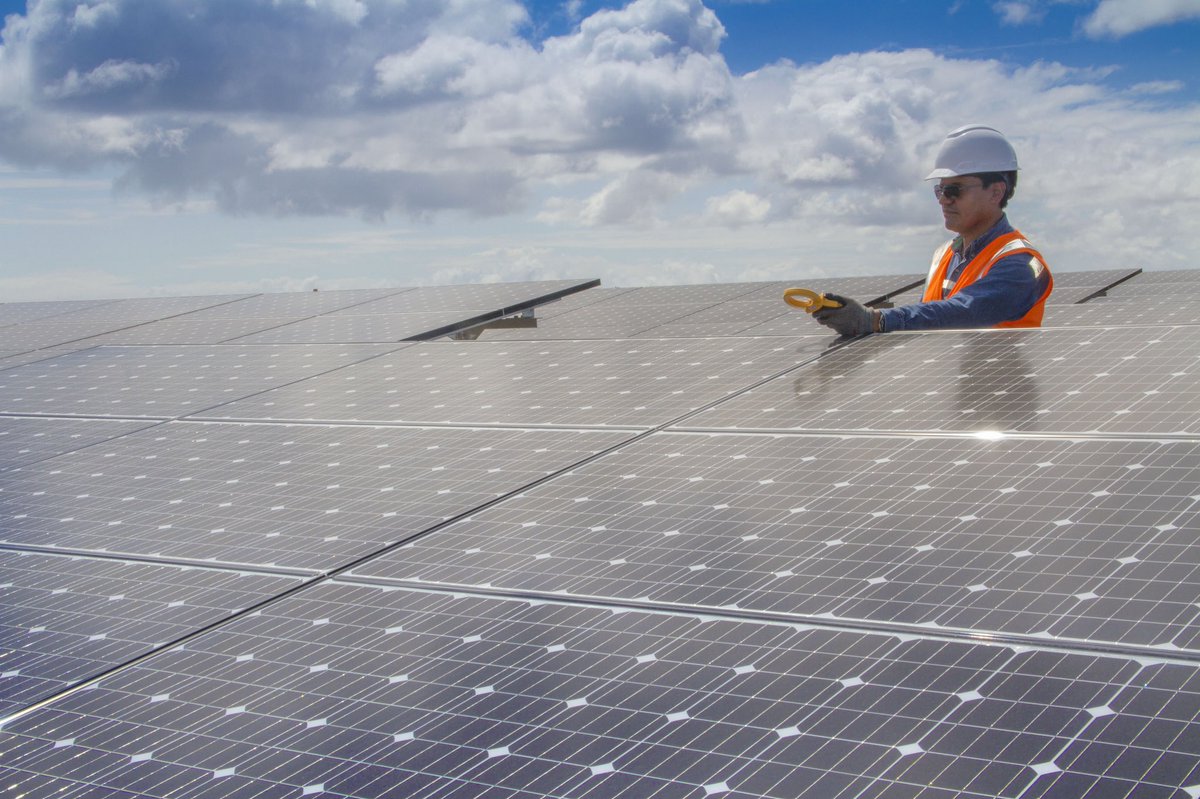 Mi reconocimiento a los más de 15.000 trabajadores eléctricos del país, que con su labor diaria permiten generar energía y llevarla hasta los hogares, negocios e industrias, promoviendo desarrollo para el Ecuador. 
¡Feliz Día Del Trabajador Eléctrico Ecuatoriano!