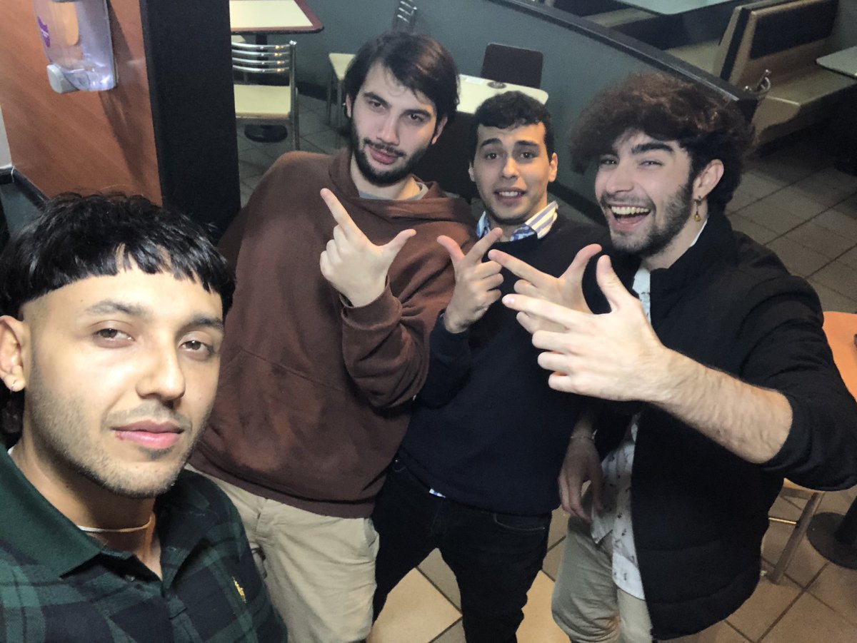 TotiMiranda's tweet photo. bajoneando me olvide el celular en el Mc, a los 10mins que me di cuenta, volví corriendo y un loco me lo da así de una. Se sacaron una foto cuando lo encontraron :) https://t.co/TWadpEUGRL