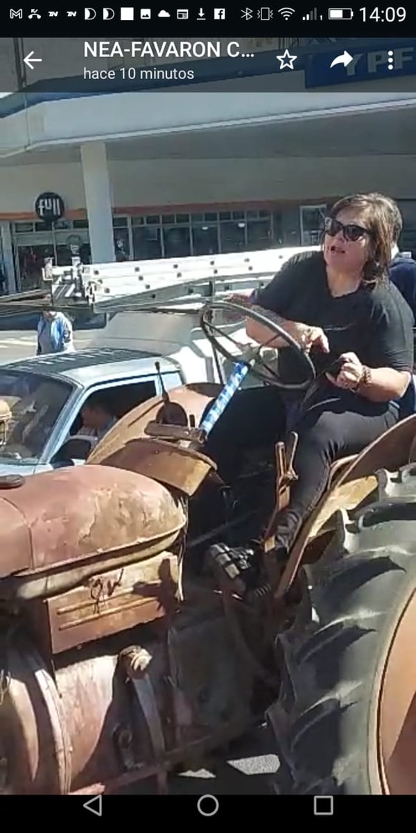 Y se subió al tractor del abuelo porque es historia de una familia agropecuaria, esta mujer no necesita que la empodere nadie, ya nació así como la mayoría de las mujeres del campo. #Tractorazo
