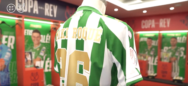 LaLigaenDirecto's tweet photo. Una camiseta con el dorsal 26 y el nombre de Miki Roqué preside el vestuario del Betis. En cada taquilla, una foto de los familiares de cada jugador. El lema "tienes que ganar la Copa, a Plaza Nueva hay que volver". https://t.co/QtYmok3QrZ