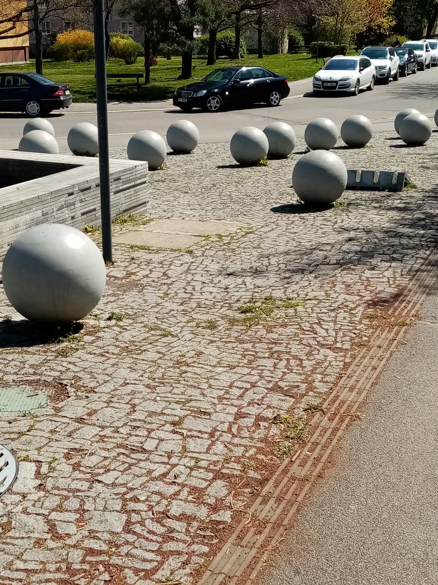 JanaSusicka's tweet photo. Den Země v Malešickém parku s koulema a dřevem #DenZeme #koule #drevo #zemekouleadrevo #Praha10 https://t.co/zpotFZWaEJ