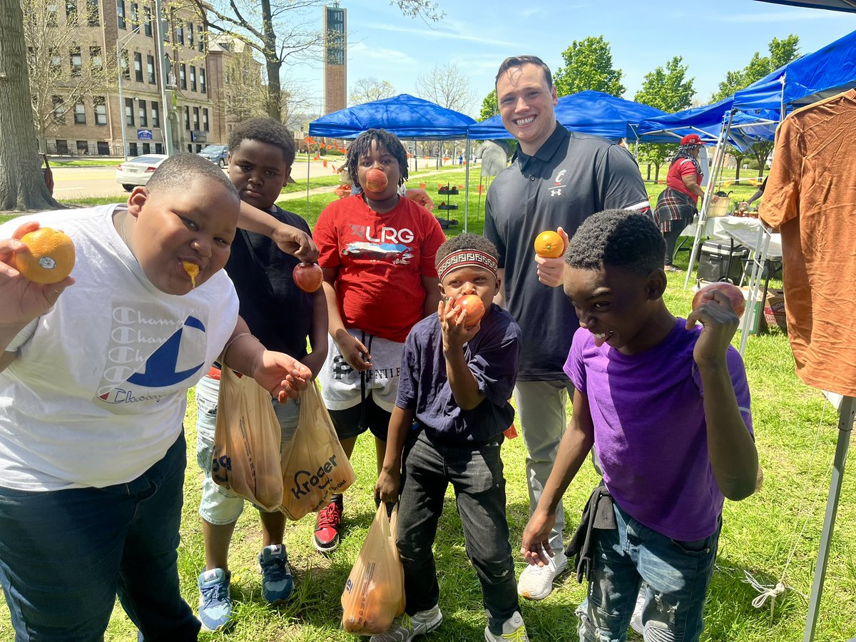 JsazMD's tweet photo. Had a great morning repping @UCincyMedicine at the Farmer’s market sponsored by MyWhy. Such an amazing experience helping supply the community with fresh and healthy food! #Thetimeisnow https://t.co/pmVFp0kzJJ
